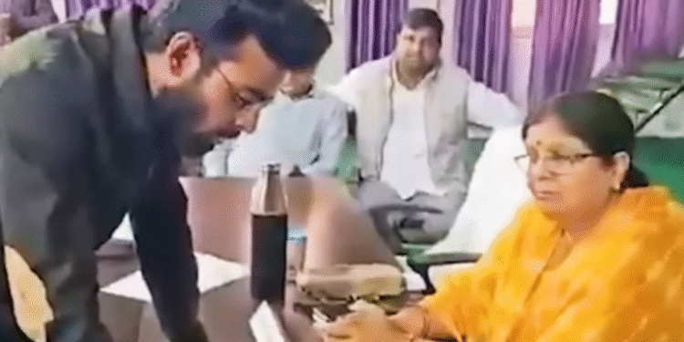 Morena Bribery Scandal: Citizen Dials Middleman in Front of Mayor – ₹17K Demand Exposed Live
