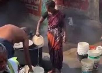 Heavy Devotee Rush at Medaram as Hot Water Sells for ₹50 per Bucket Near Jampanna Vagu
