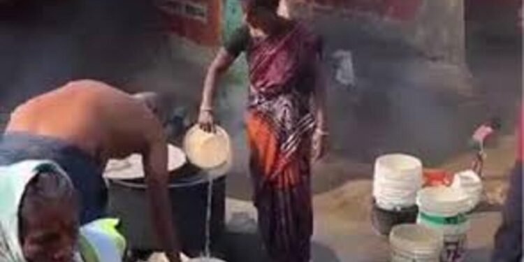 Heavy Devotee Rush at Medaram as Hot Water Sells for ₹50 per Bucket Near Jampanna Vagu